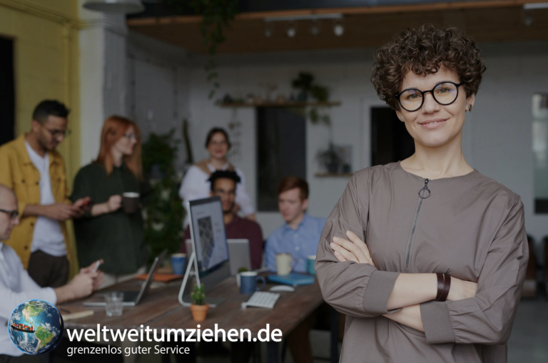 Lächelnde Frau im Office mit Kolleginnen
