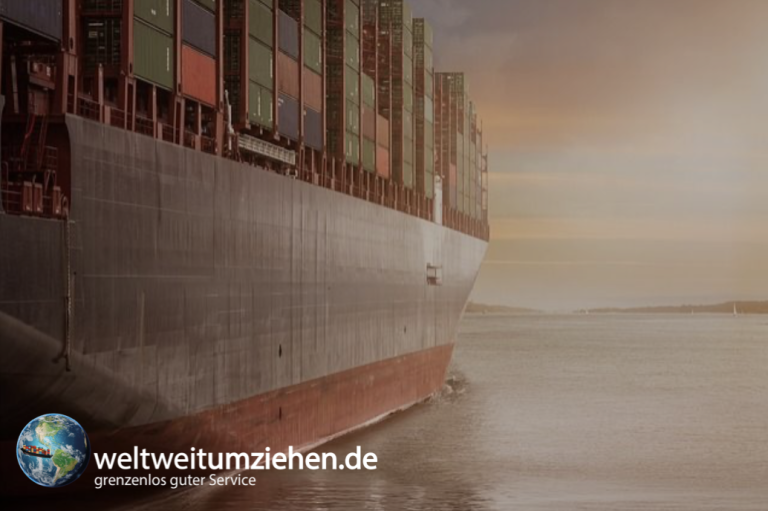 Containerschiff mit Container für internationale Umzüge